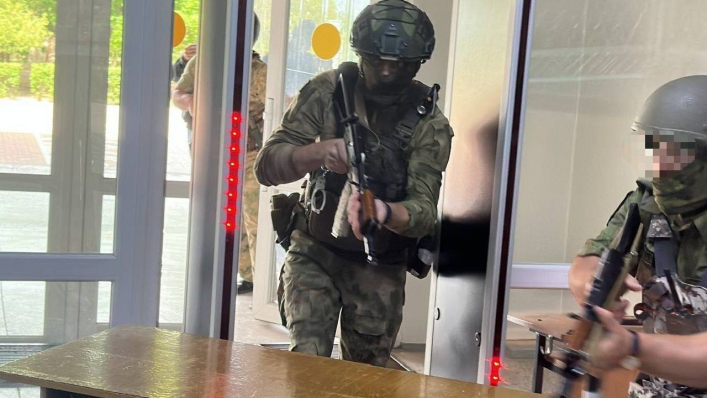 Солдат ребенка не обидит? Оккупанты в Мелитополе отработали постановочное задержание нарушителей в образовательном учреждении (фото)