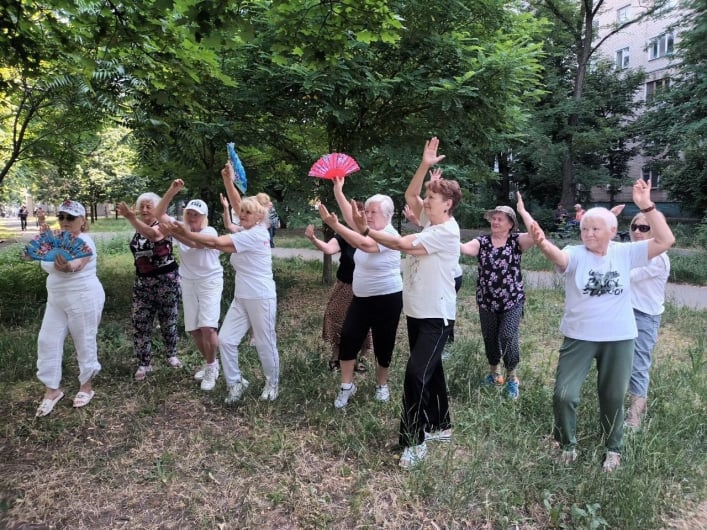 Кокошники заменили на китайскую гимнастику - оккупанты в Мелитополе выгнали пенсионерок с веерами в парк (фото)