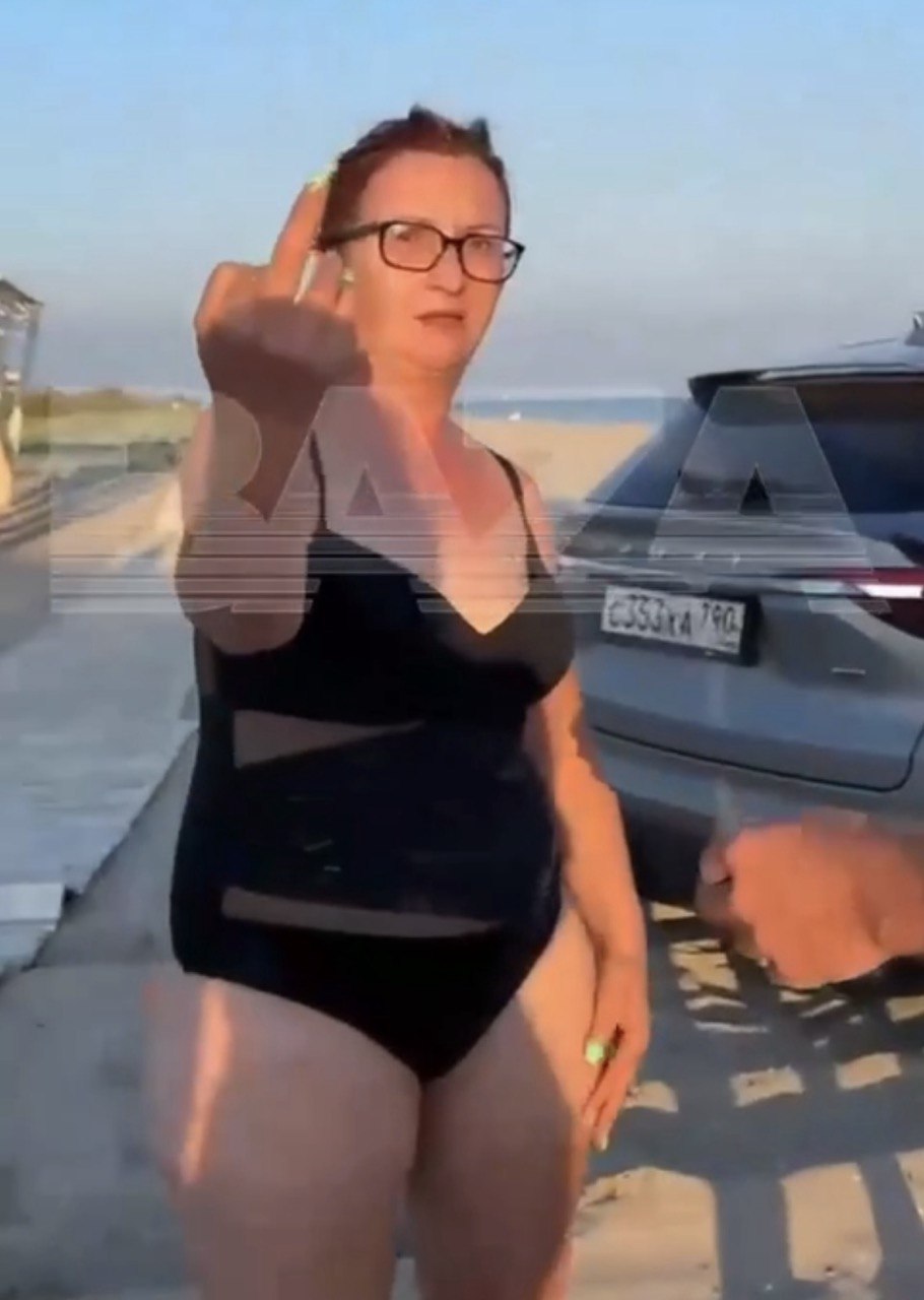 Пьяная мошенница из Мелитополя вместе со своей проворовавшейся подругой устроила дебош на пляже в Крыму 2