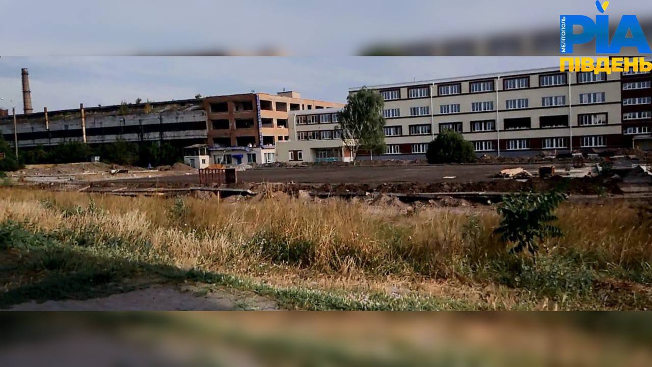 В Мелитополе рашисты полностью уничтожили сквер в честь почетного гражданина - машиностроителя