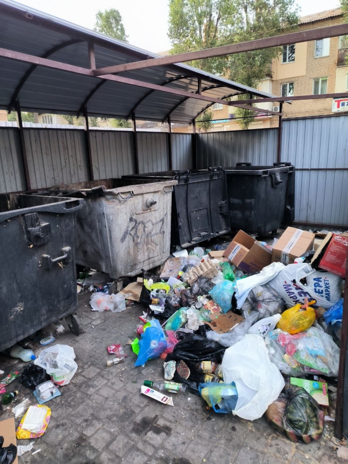 Оккупированный Мелитополь утопает в мусоре, взвыли даже любители 