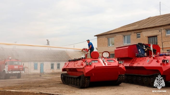Селфи у МЧСников будут ярче - оккупанты в Мелитополе презентовали красный танк (фото)