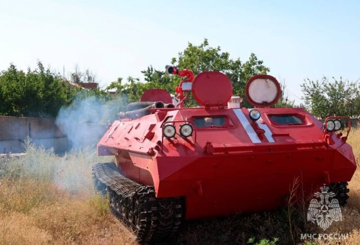 Селфи у МЧСников будут ярче - оккупанты в Мелитополе презентовали красный танк (фото)