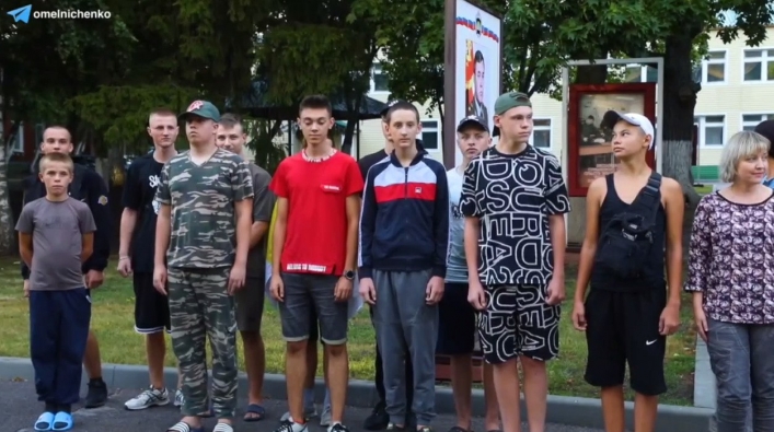 Оккупанты вывезли старшеклассников из Мелитополя на военные учения в Пензу (фото)