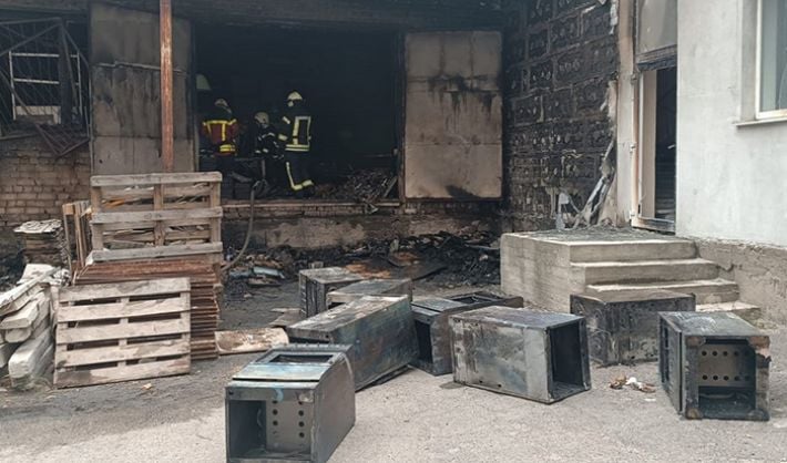 В Запорожье ликвидировали пожар на складе