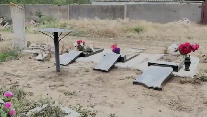 В Мелитопольском районе подростки устроили погром на кладбище: ради «хайпа» разрушили 24 могилы (фото)