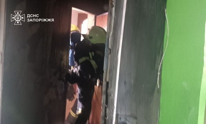 Пятеро жителей девятиэтажки эвакуированы из-за пожара в Запорожье (фото)