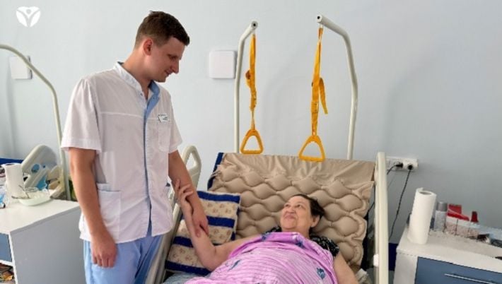 «Я выстояла»: в Запорожье 74-летняя женщина пережила прямое попадание ракеты и 24 операции