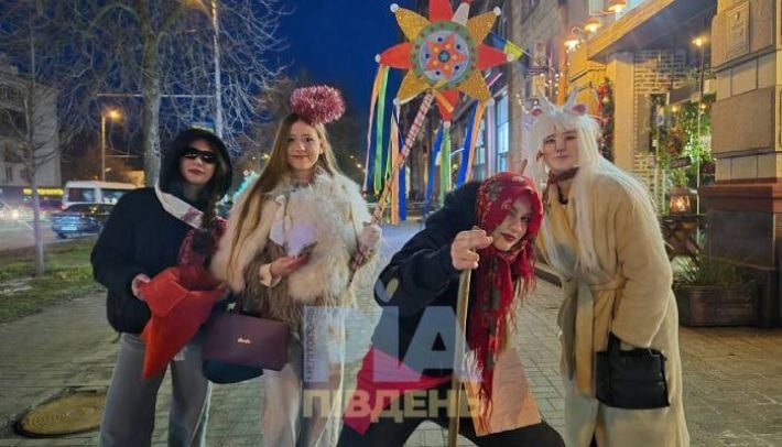 Колядки и вертеп: как в Запорожье феерически встречают Рождество на улицах (видео)
