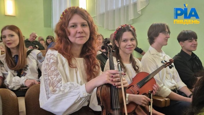 На фото ученики Запорізької дитячої музичної школи у залі перед виступом. Фото РІА Південь