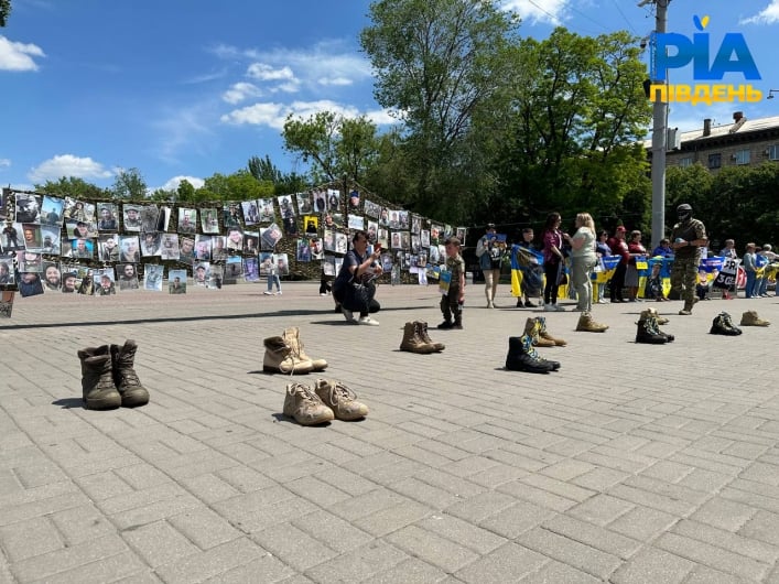 В центре Запорожья мама пленного на коленях обращалась к людям (видео, фото)