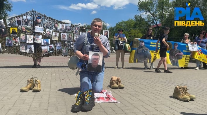 В центре Запорожья мама пленного на коленях обращалась к людям (видео, фото)