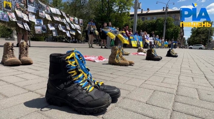 В центре Запорожья мама пленного на коленях обращалась к людям (видео, фото)