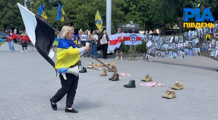 В центре Запорожья мама пленного на коленях обращалась к людям (видео, фото)