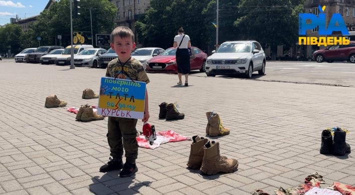 В центре Запорожья мама пленного на коленях обращалась к людям (видео, фото)