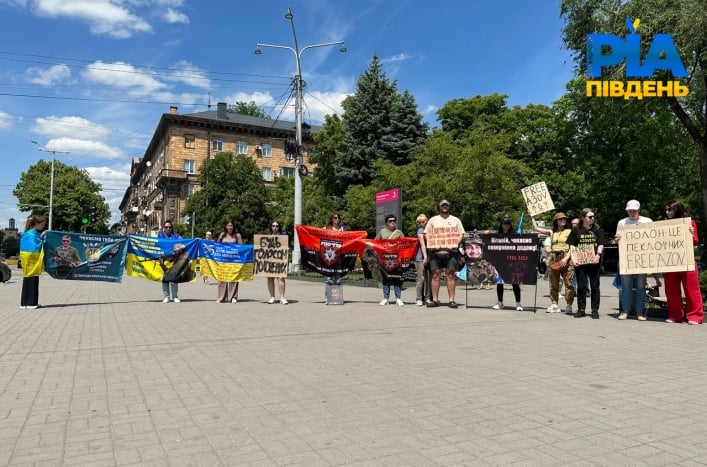В центре Запорожья мама пленного на коленях обращалась к людям (видео, фото)