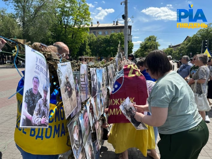 В центре Запорожья мама пленного на коленях обращалась к людям (видео, фото)
