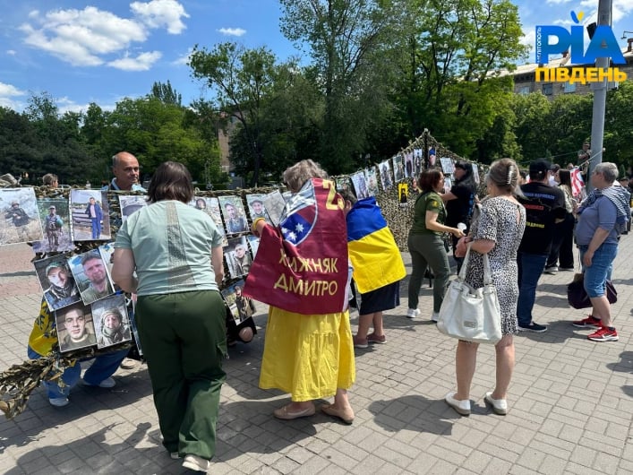 В центре Запорожья мама пленного на коленях обращалась к людям (видео, фото)