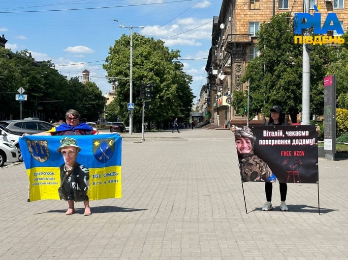 В центре Запорожья мама пленного на коленях обращалась к людям (видео, фото)