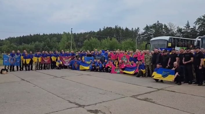 Еще 25 защитников из Запорожской области вернулись домой после плена (видео, фото)