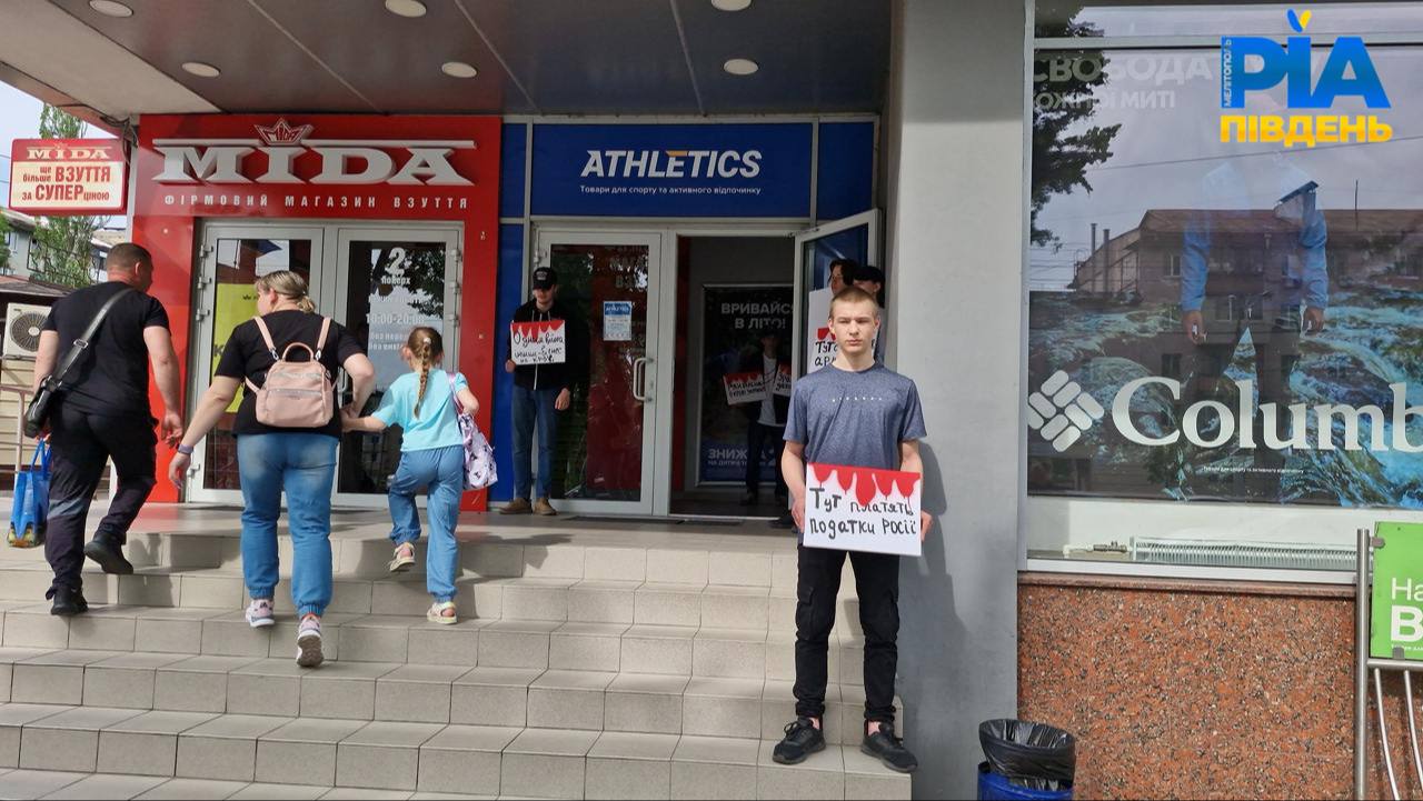 В Запорожье пикетируют магазин из-за связей с российскими брендами