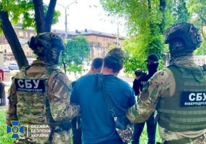 В Запорожье СБУ задержала мужчину, который за $17 000 переправлял за границу «уклонистов» (фото)