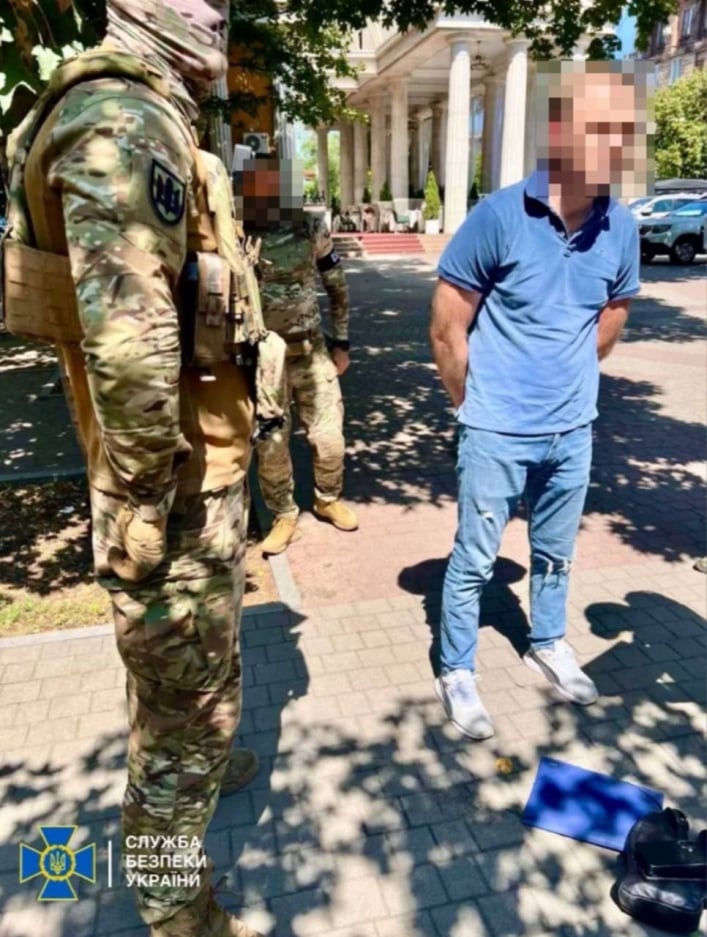 В Запорожье СБУ поймала «бизнесмена» во время получения 21 тысячи долларов США от очередного «уклониста» (фото)