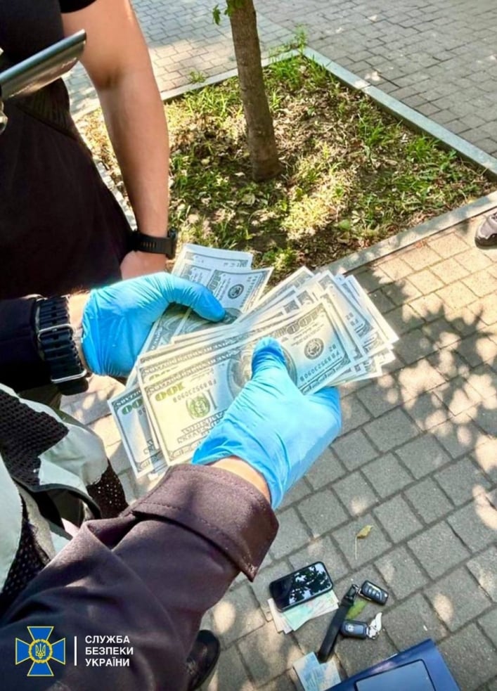 В Запорожье СБУ поймала «бизнесмена» во время получения 21 тысячи долларов США от очередного «уклониста» (фото)