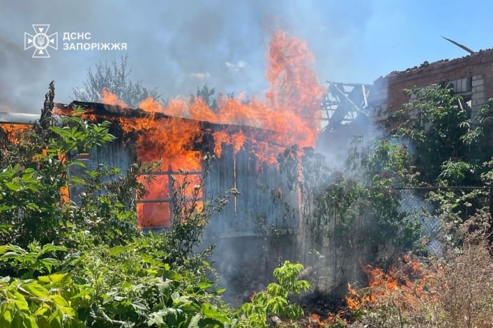 Вражеские обстрелы вызвали 12 пожаров в Запорожской области (фото)