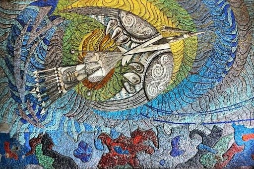 Здесь назначали свидания, отдыхали с детьми, пенсионеры играли в шахматы, а молодёжь каталась на скейтах. 98