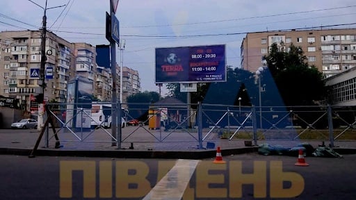 з муралами імперських «героїв», пропагандистськими гаслами та символами, які наче вирвали з підручника з історії колоніалізму. 8