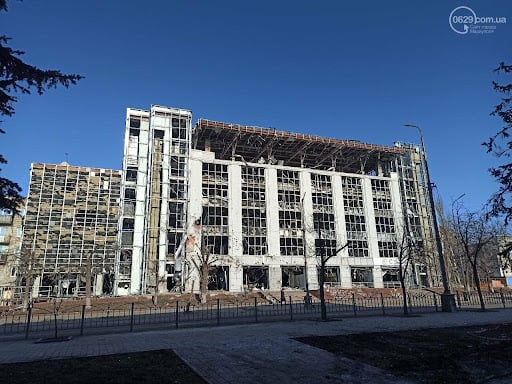 Окупаційна влада не демонструє жодних планів щодо відновлення об’єкта, а фото з місця показують лише голі конструкції й зарості бур’янів.