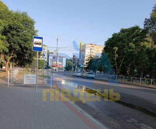 з муралами імперських «героїв», пропагандистськими гаслами та символами, які наче вирвали з підручника з історії колоніалізму. 9