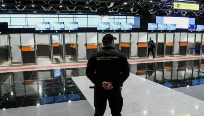 сотрудник службы безопасности в аэропорту Шереметьево. фото из открытых источников