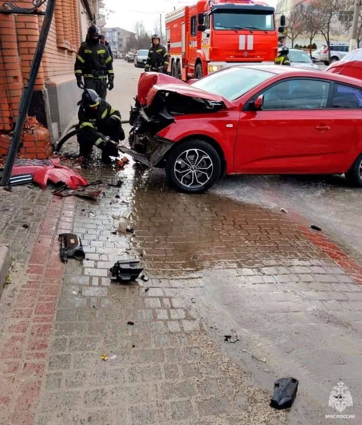 В оккупированном Мелитополе «автоледи» протаранила здание на «скрепный» праздник (фото)