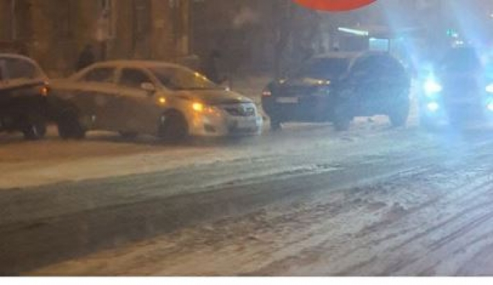 В Киеве произошло масштабное ДТП на заснеженной дороге: на месте много медиков, фото