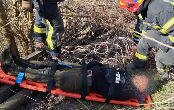 Запорожские чрезвычайники спасли мужчину, упавшего в сточный коллектор (фото)
