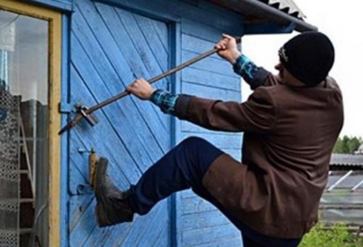 В Мелитополе оккупанты взялись за дачи: ломают замки и выносят двери
