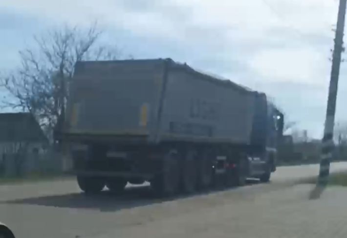 Масштабы вовровства шокируют: в Мелитопольском районе оккупанты массово вывозят руду - асфальт снимается пластинами (фото, видео)