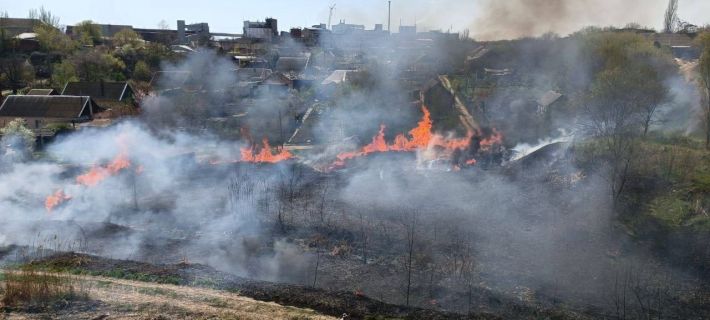 В центре оккупированного Мелитополя бушует масштабный пожар (фото)