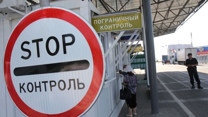 Виїдеш - не повернешся: на кордоні відправляють на фільтрацію мелітопольців із російськими паспортами (відео)