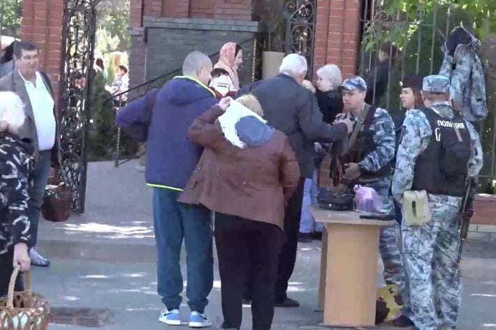 Россия - щедрая душа: оккупанты в Мелитополе нагнали на Пасху в храмы больше полицаев, чем попов и прихожан (видео)