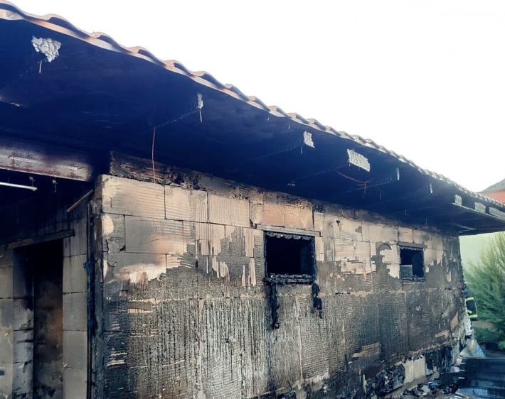 В окупованому Мелітополі згоріла надвірна споруда – будинок дивом не постраждав (фото)