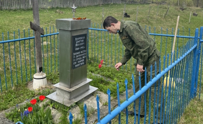 ще в травні 2023 року він, будучи начальником Бежицького міжрайонного слідчого відділу міста Брянська, покладав квіти до надгробка якогось місцевого брянського партизана.