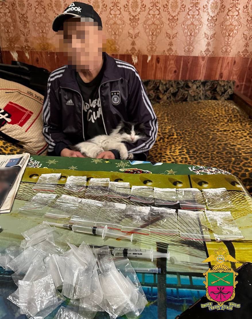 У Мелітополі поліцаї пов'язали чергового наркоторговця та його кота 